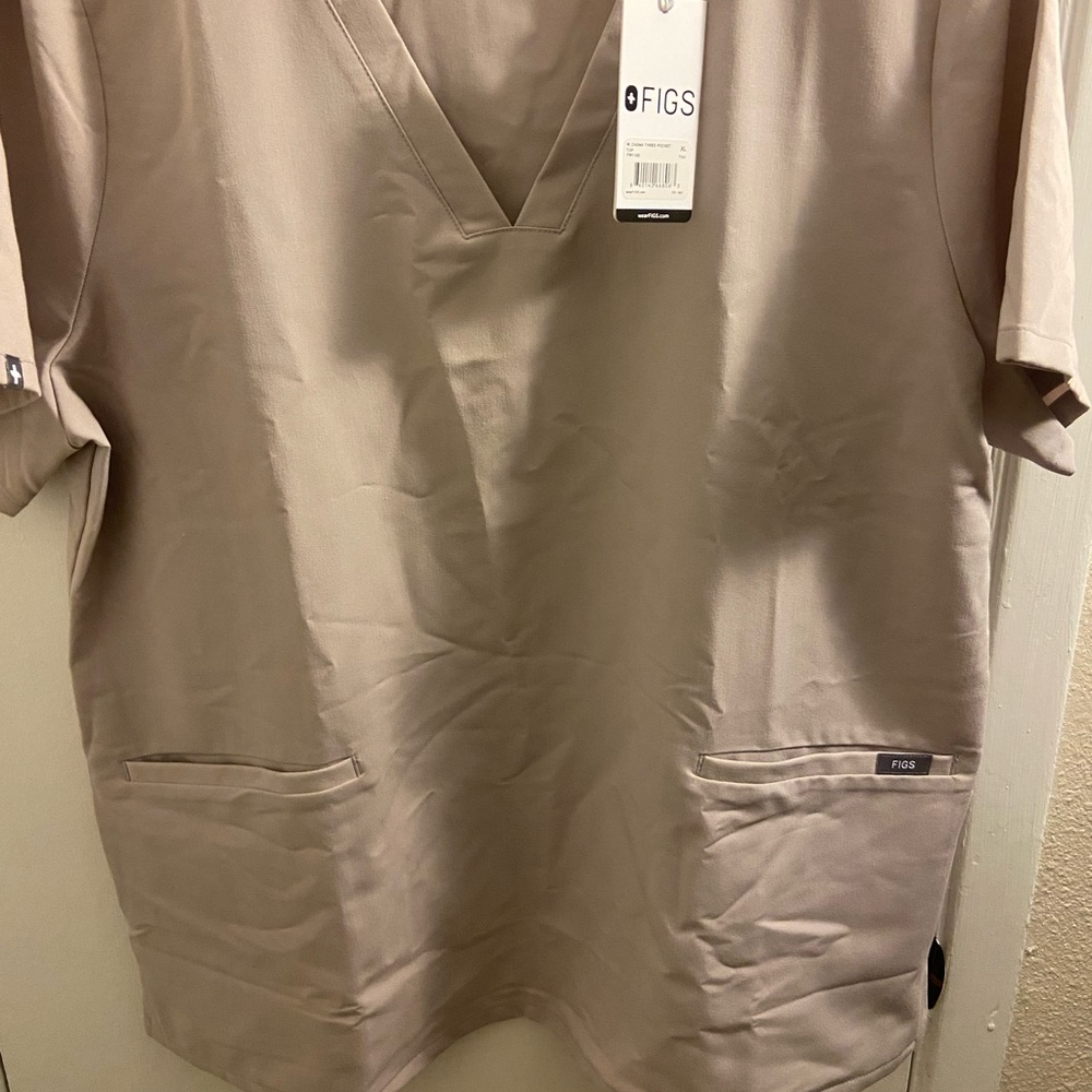 FIGS NWT, 3 pocket Casma SCRUB TOP COLOR :Slate.